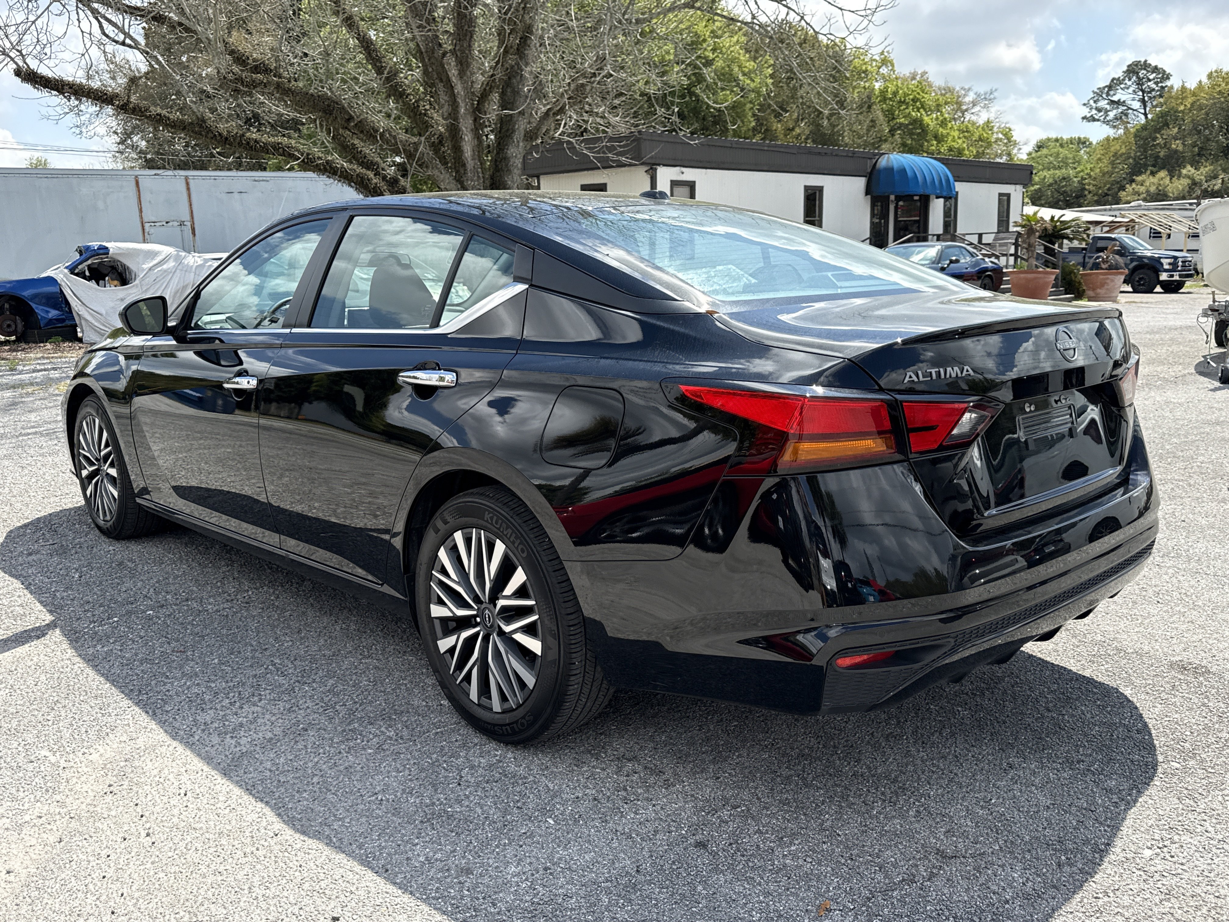 Used 2025 Nissan Altima 2.5 SV FWD image 3