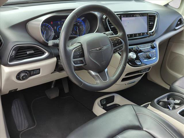 Used 2023 Chrysler Pacifica Touring-L FWD image 9