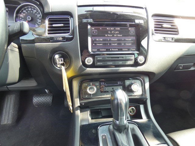 Used 2013 Volkswagen Touareg Sport image 12