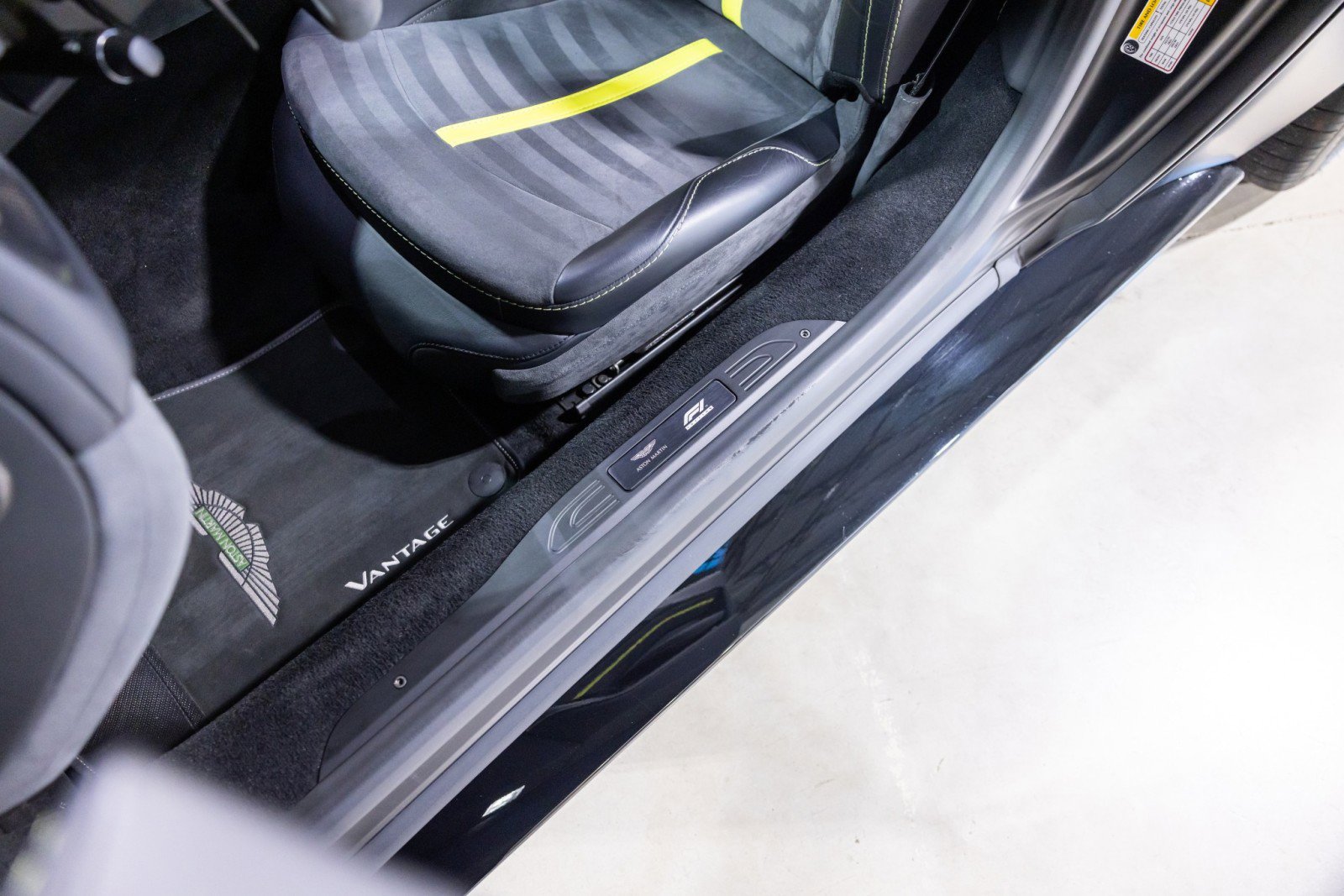 Used 2022 Aston Martin V8 Vantage Coupe RWD image 40