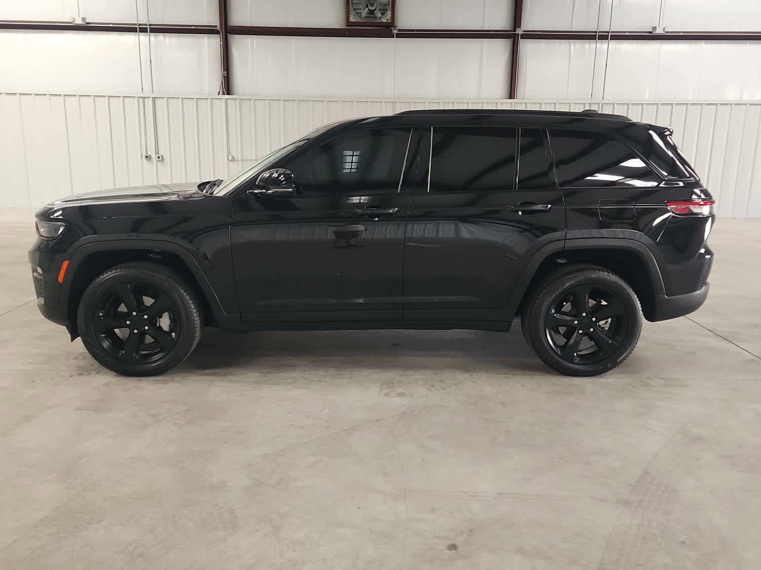 Used 2024 Jeep Grand Cherokee Limited w/ Black Appearance Package image 2