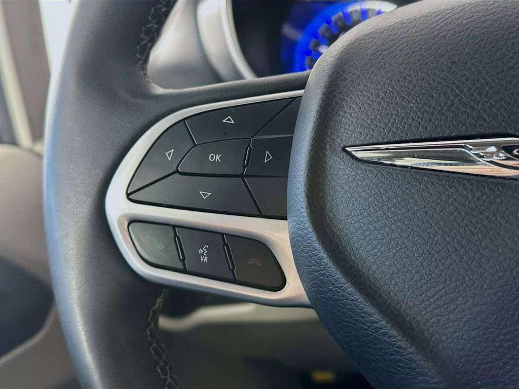 Used 2023 Chrysler Pacifica Touring-L FWD image 24
