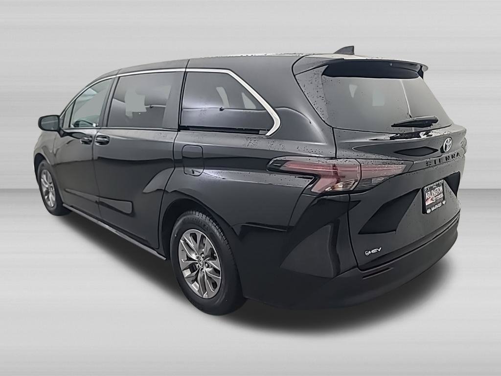 Used 2025 Toyota Sienna LE FWD image 7