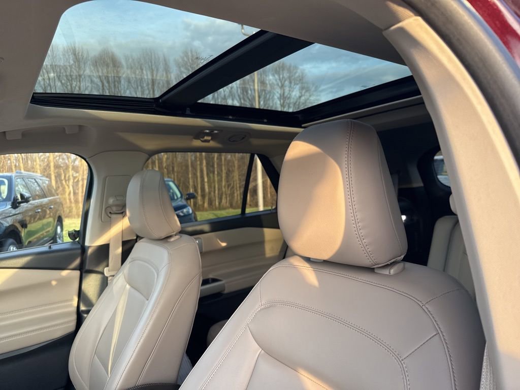 Used 2022 Ford Explorer XLT w/ Equipment Group 202A image 12