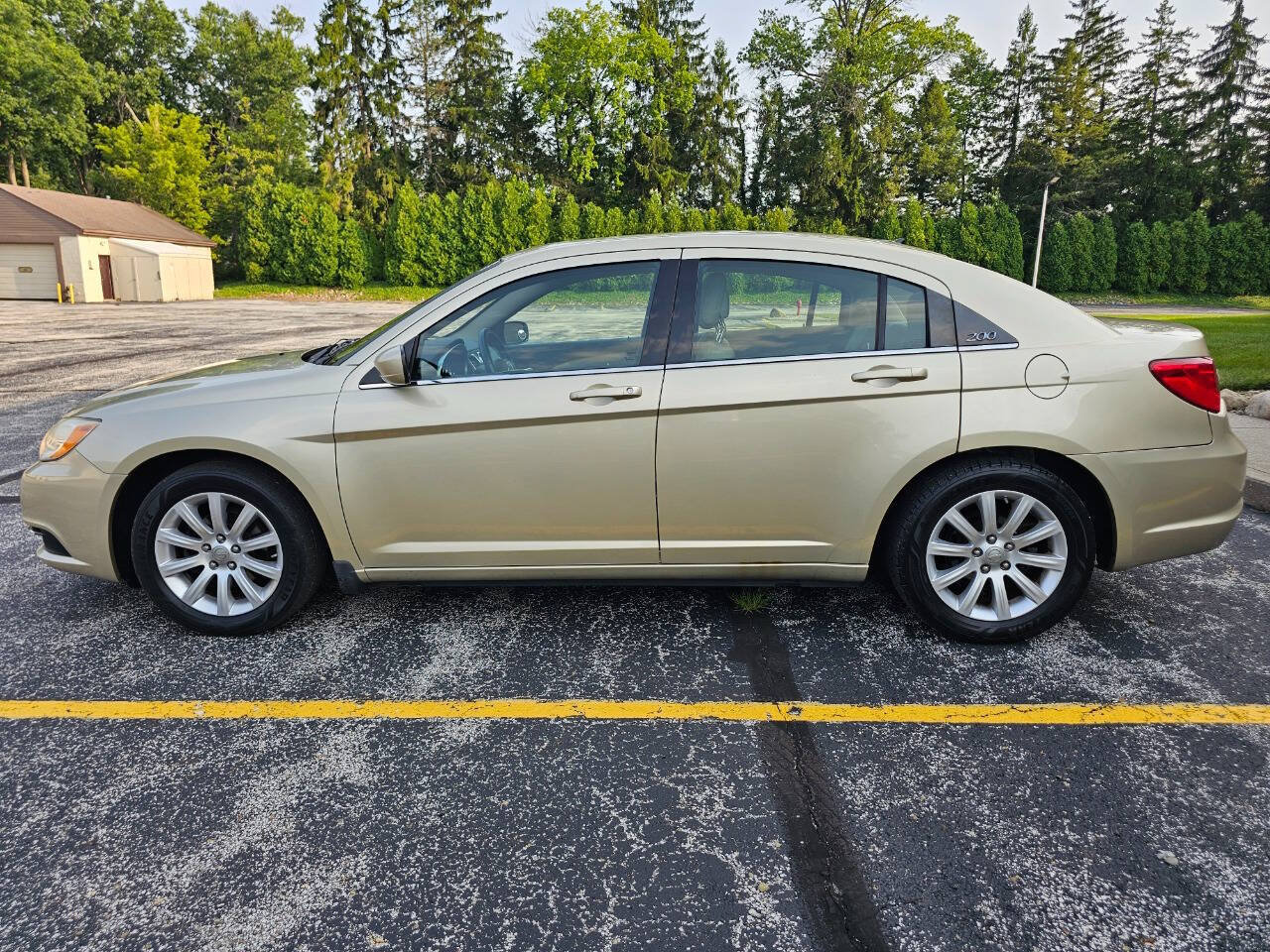 Used 2011 Chrysler 200 Touring FWD image 4