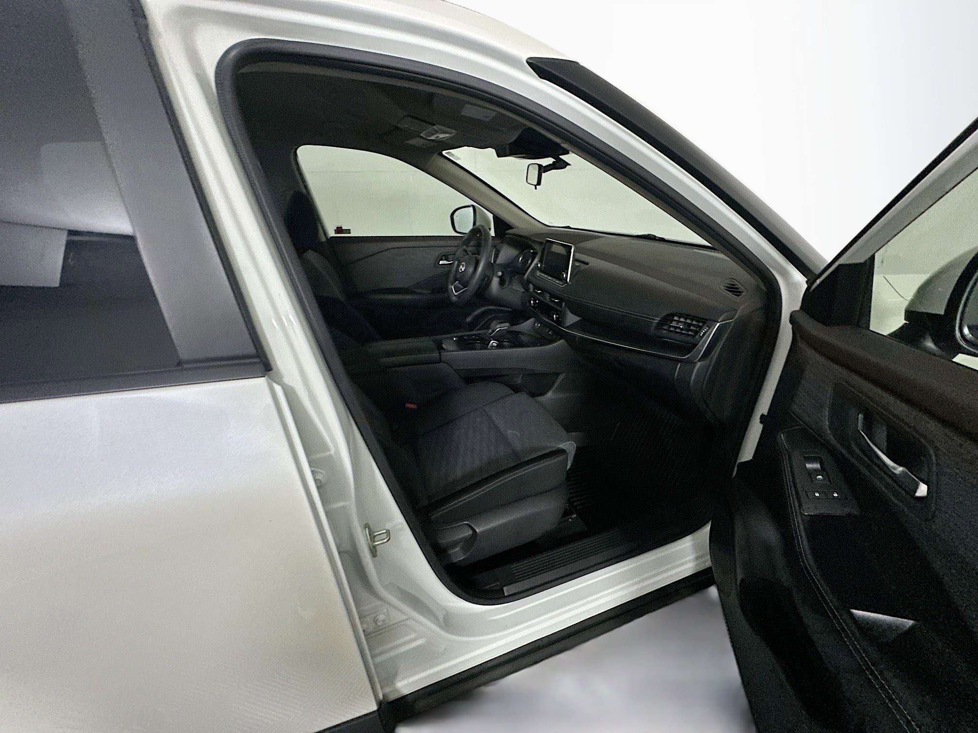 Used 2023 Nissan Rogue SV image 29