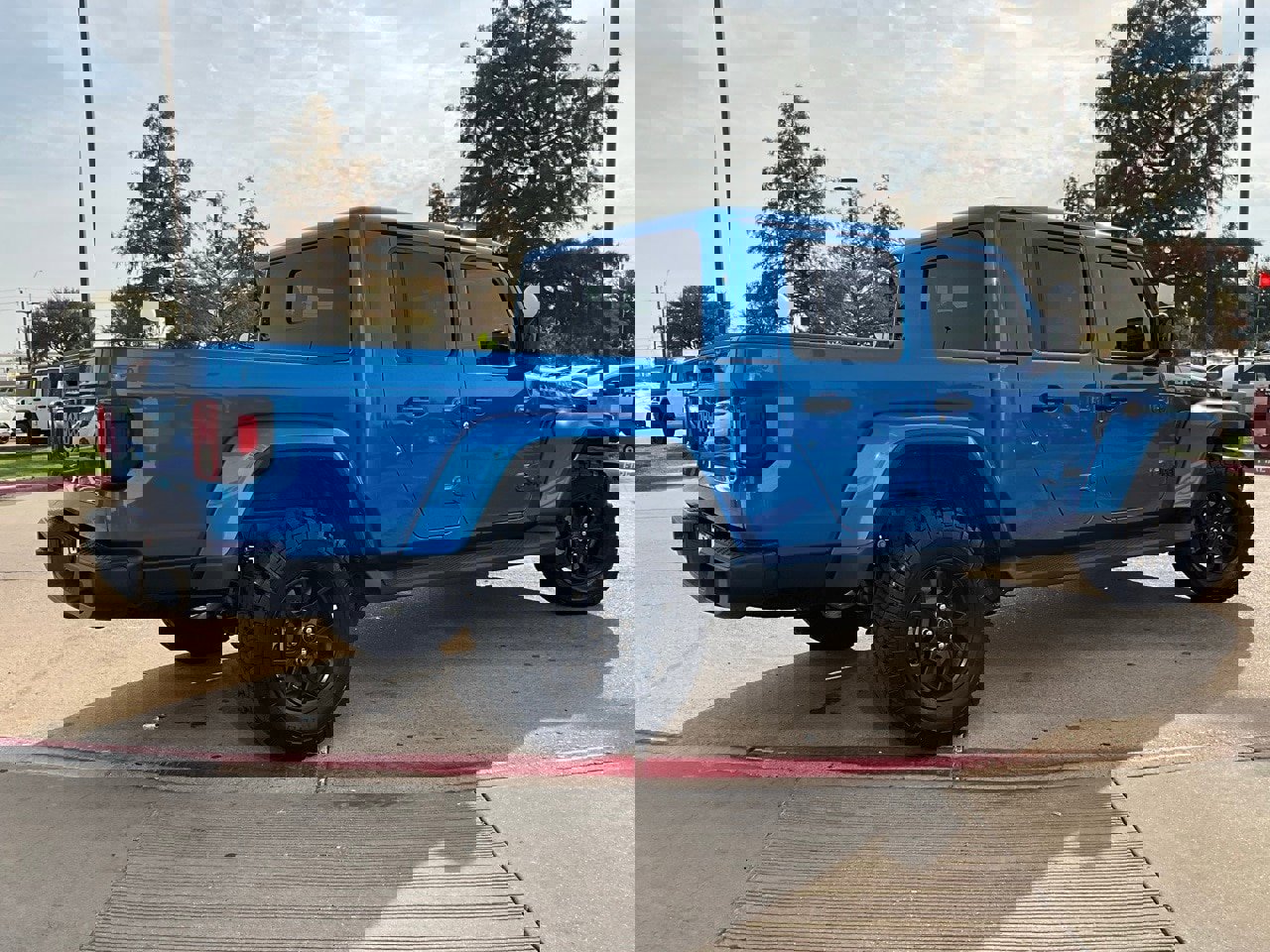 Used 2025 Jeep Gladiator Sport image 6