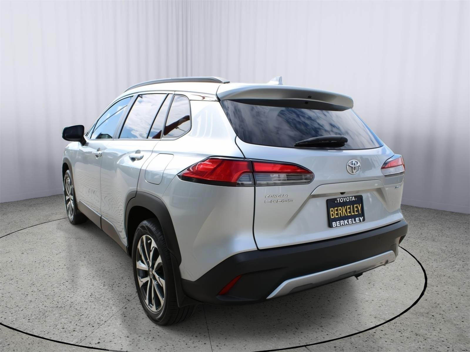 Used 2022 Toyota Corolla Cross XLE w/ Convenience Package FWD image 6