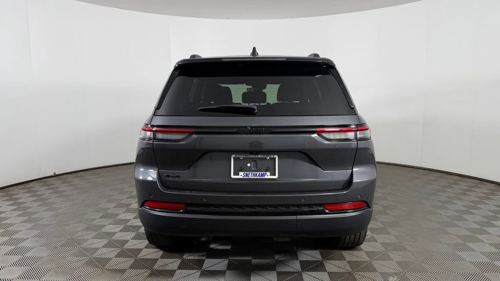 Used 2023 Jeep Grand Cherokee Altitude AWD/4WD image 8