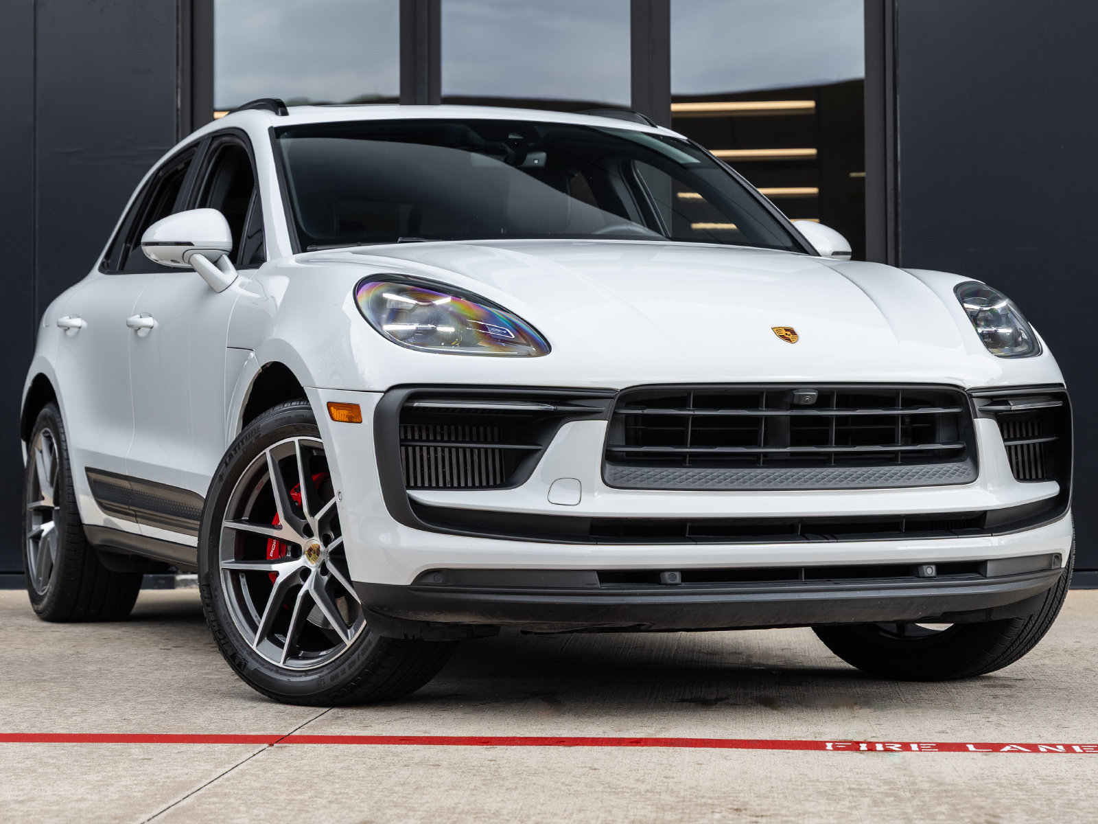 Certified 2022 Porsche Macan S AWD/4WD image 6
