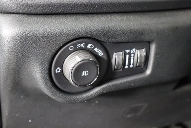 Used 2025 Chrysler Pacifica Select AWD/4WD image 18