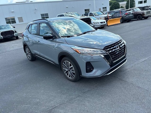 Used 2023 Nissan Kicks SR w/ SR Premium Package FWD image 2