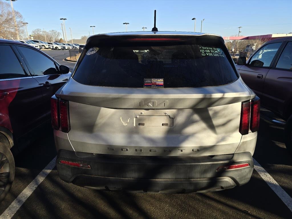 Used 2022 Kia Sorento LX image 4