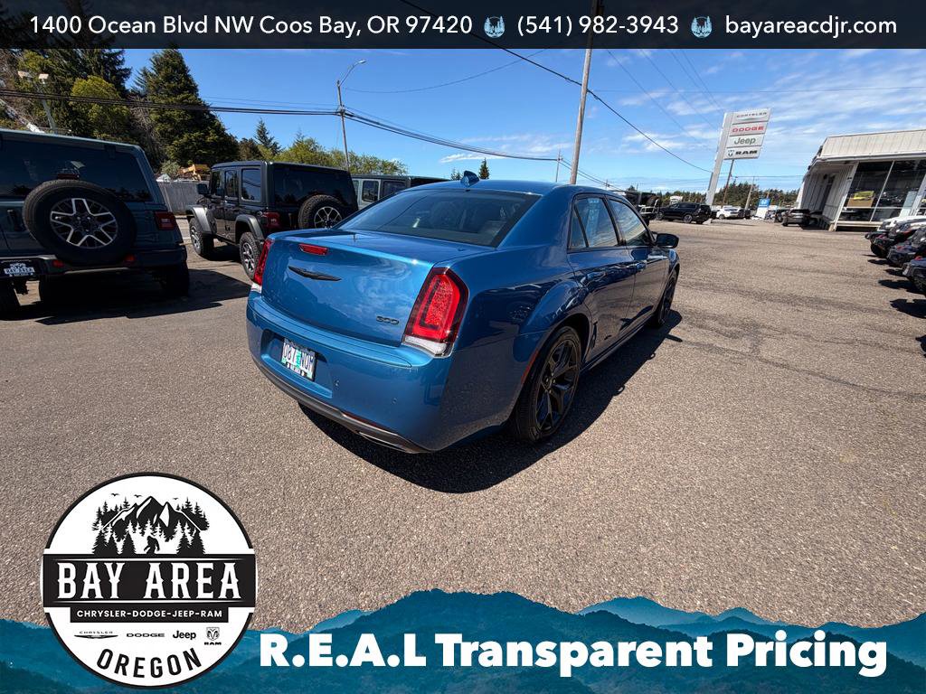 Used 2022 Chrysler 300 Touring L RWD image 6