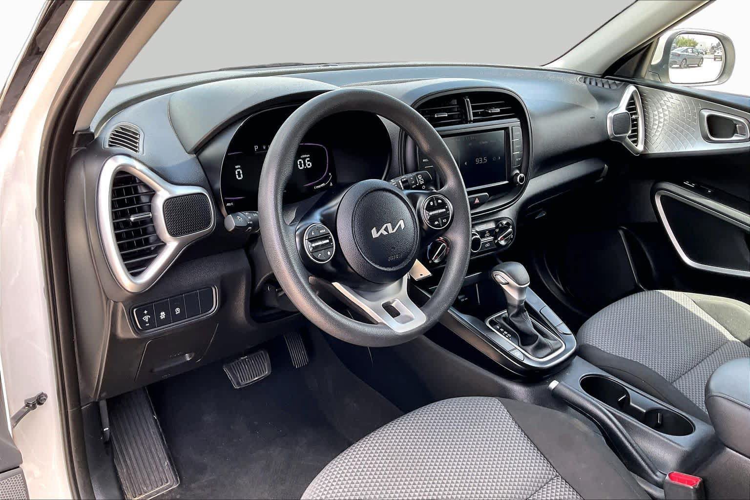 Used 2023 Kia Soul LX w/ LX Technology Package FWD image 17