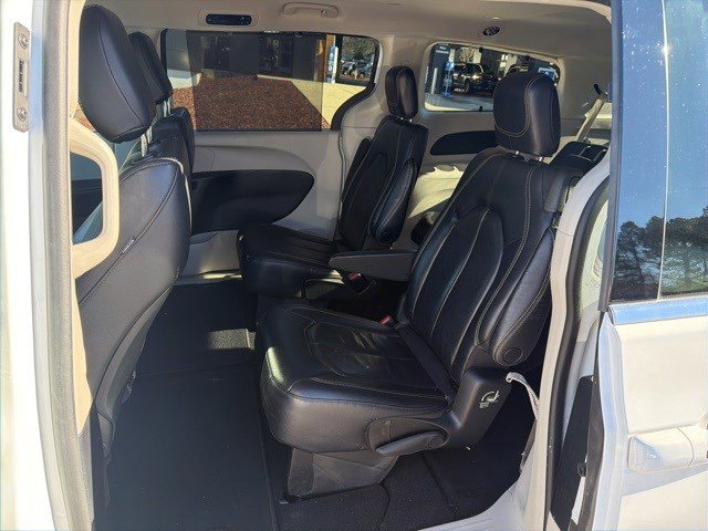 Used 2022 Chrysler Pacifica Touring-L image 10