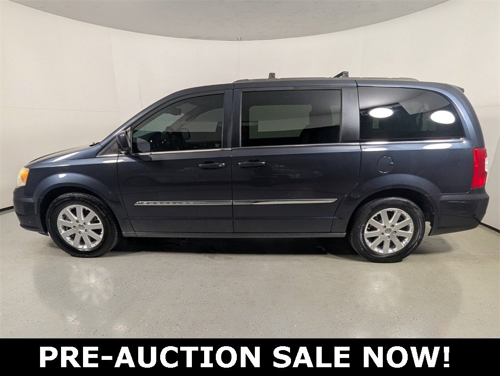 Used 2014 Chrysler Town & Country Touring image 4