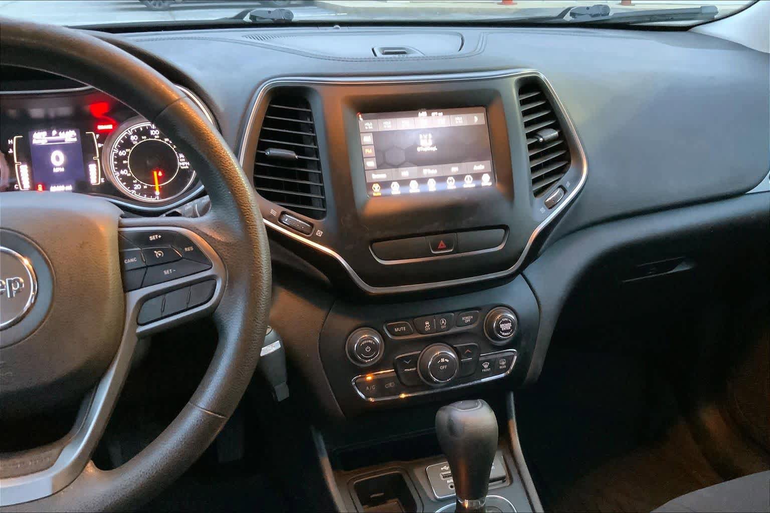 Used 2019 Jeep Cherokee Latitude w/ Popular Appearance Group FWD image 7