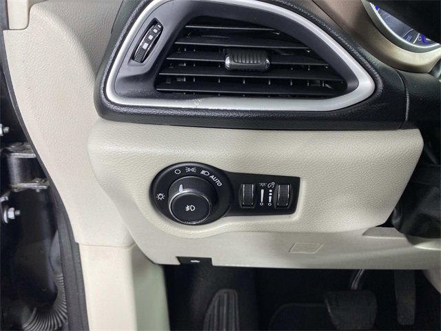 Used 2018 Chrysler Pacifica Touring-L image 15