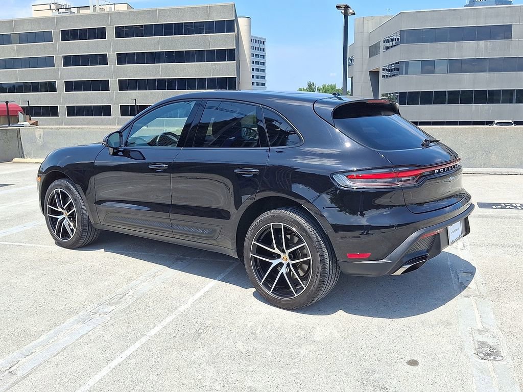 Certified 2024 Porsche Macan image 3