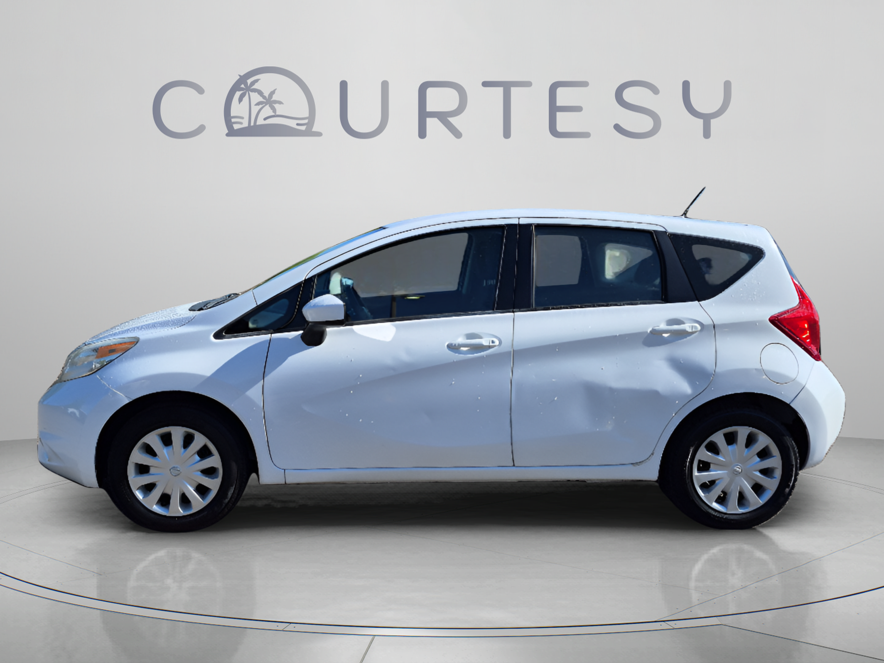 Used 2016 Nissan Versa Note SV FWD image 2