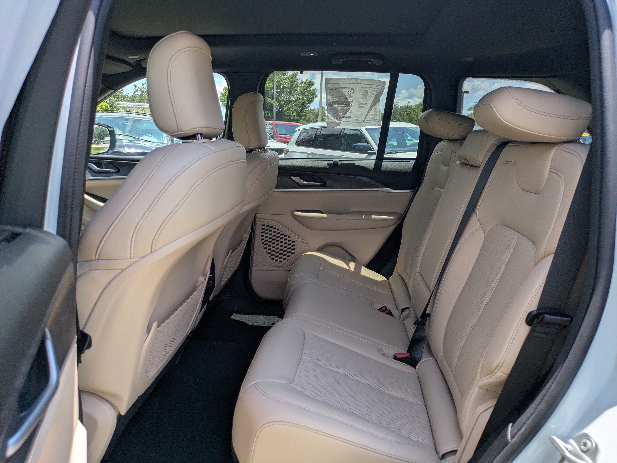 Used 2024 Jeep Grand Cherokee Limited w/ Luxury Tech Group II AWD/4WD image 12