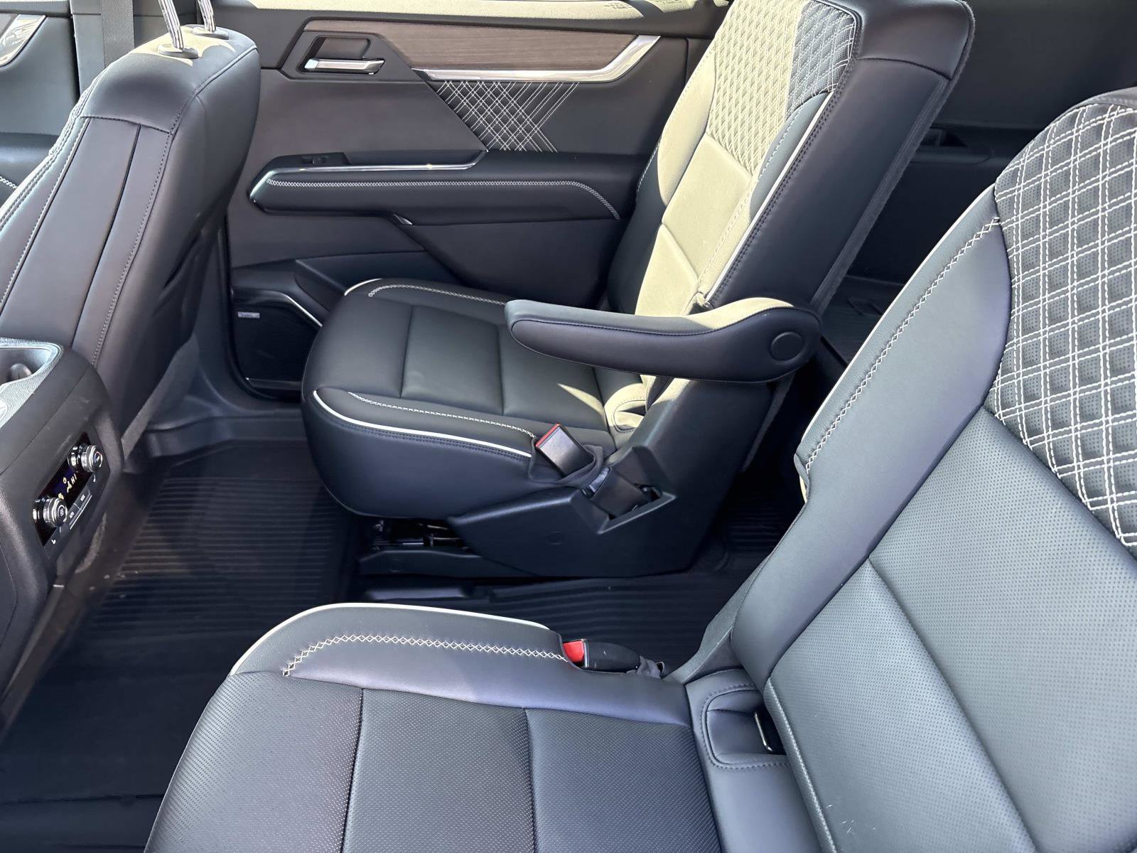 Certified 2024 GMC Acadia Denali w/ Super Cruise Package image 29