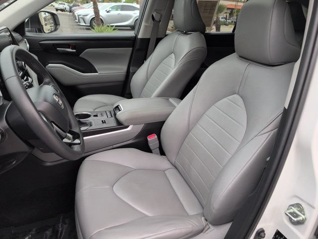 Used 2020 Toyota Highlander XLE AWD/4WD image 11