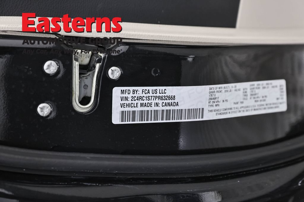 Used 2023 Chrysler Pacifica Limited FWD image 39