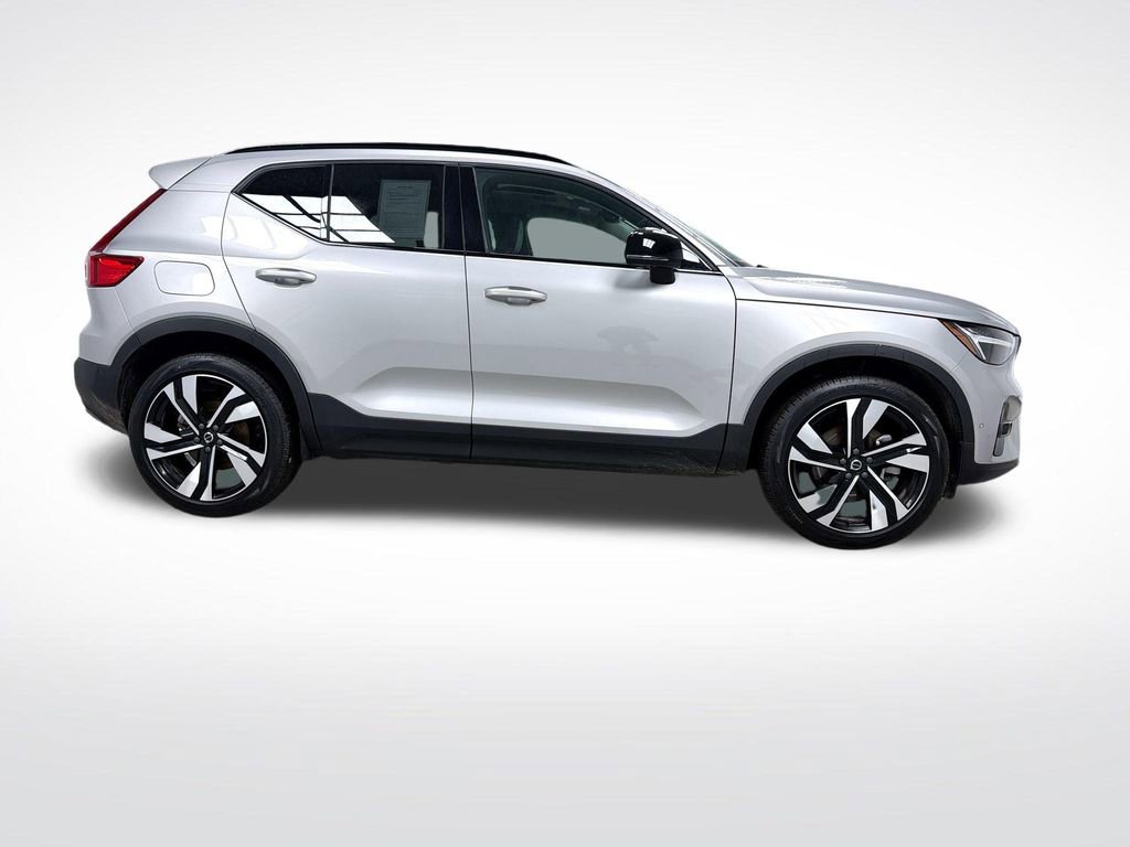 Used 2025 Volvo XC40 B5 Plus image 10
