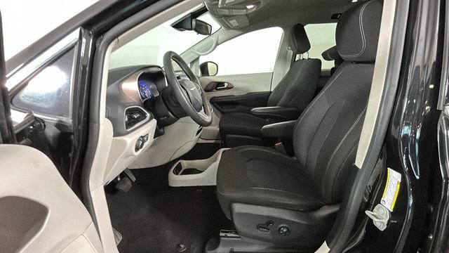 Used 2023 Chrysler Voyager LX FWD image 11
