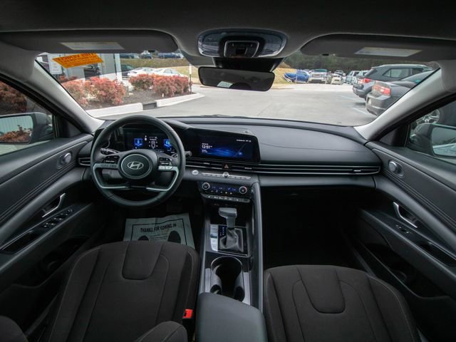 Used 2025 Hyundai Elantra SEL image 19