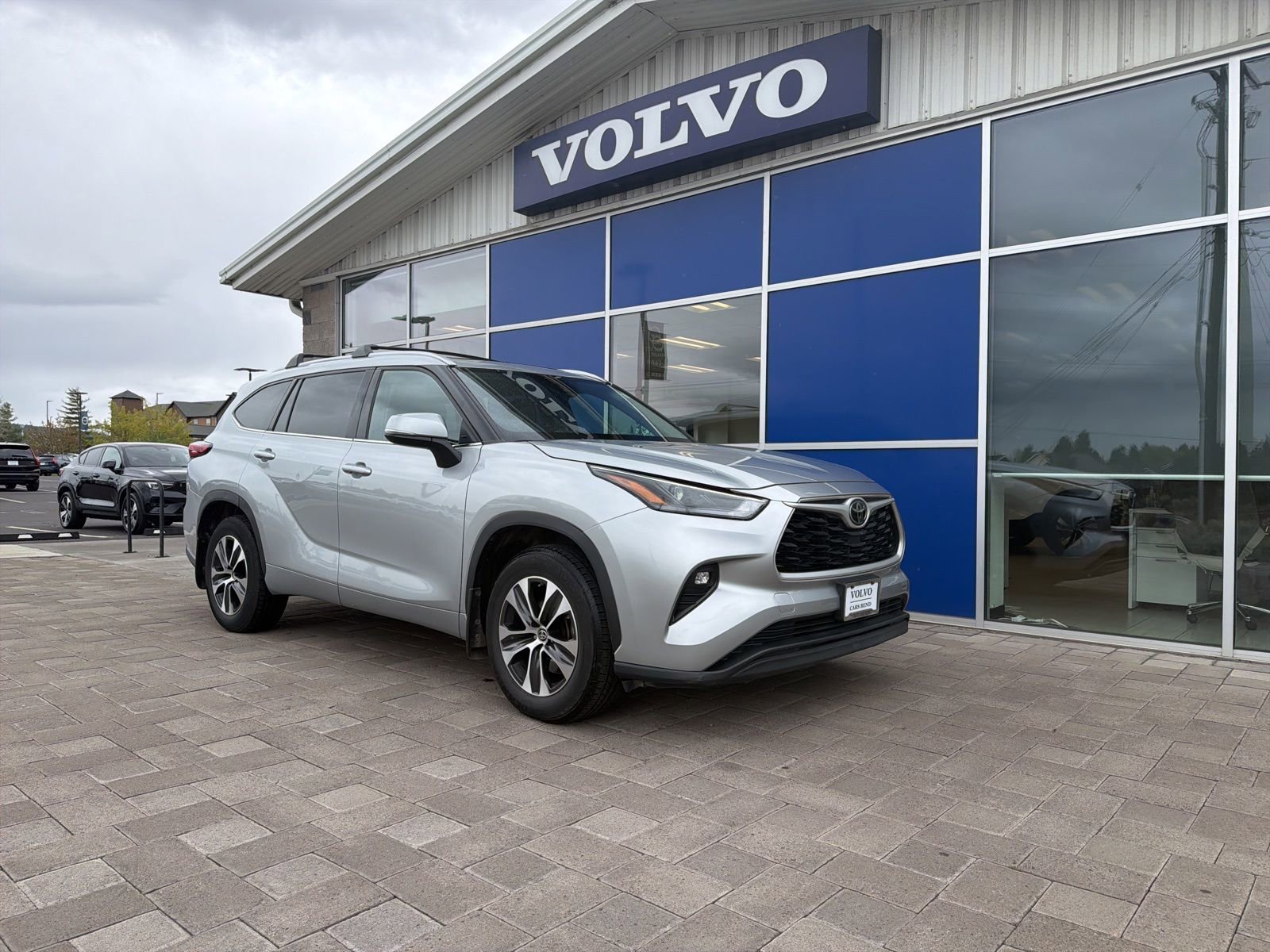 Used 2022 Toyota Highlander XLE AWD/4WD image 1