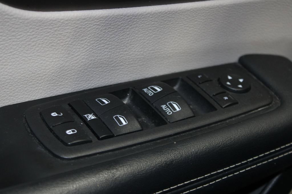 Used 2023 Chrysler Voyager LX image 37