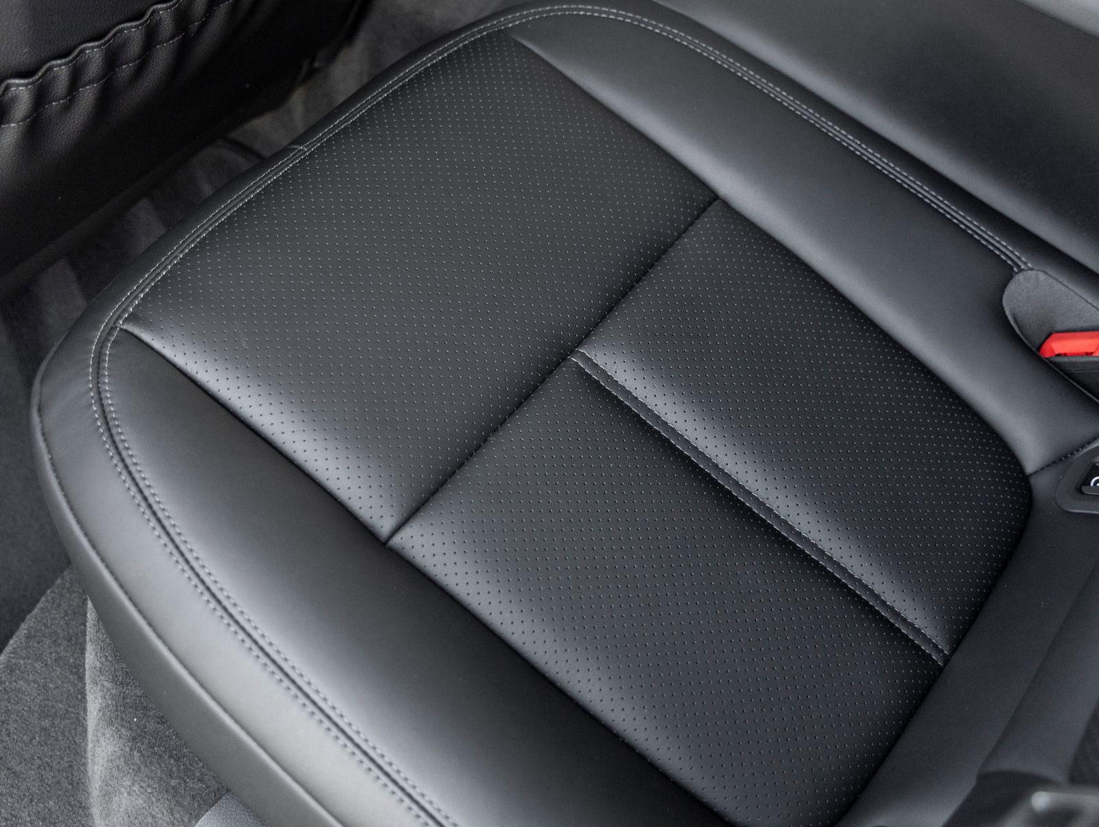 Certified 2026 Porsche Macan AWD/4WD image 33
