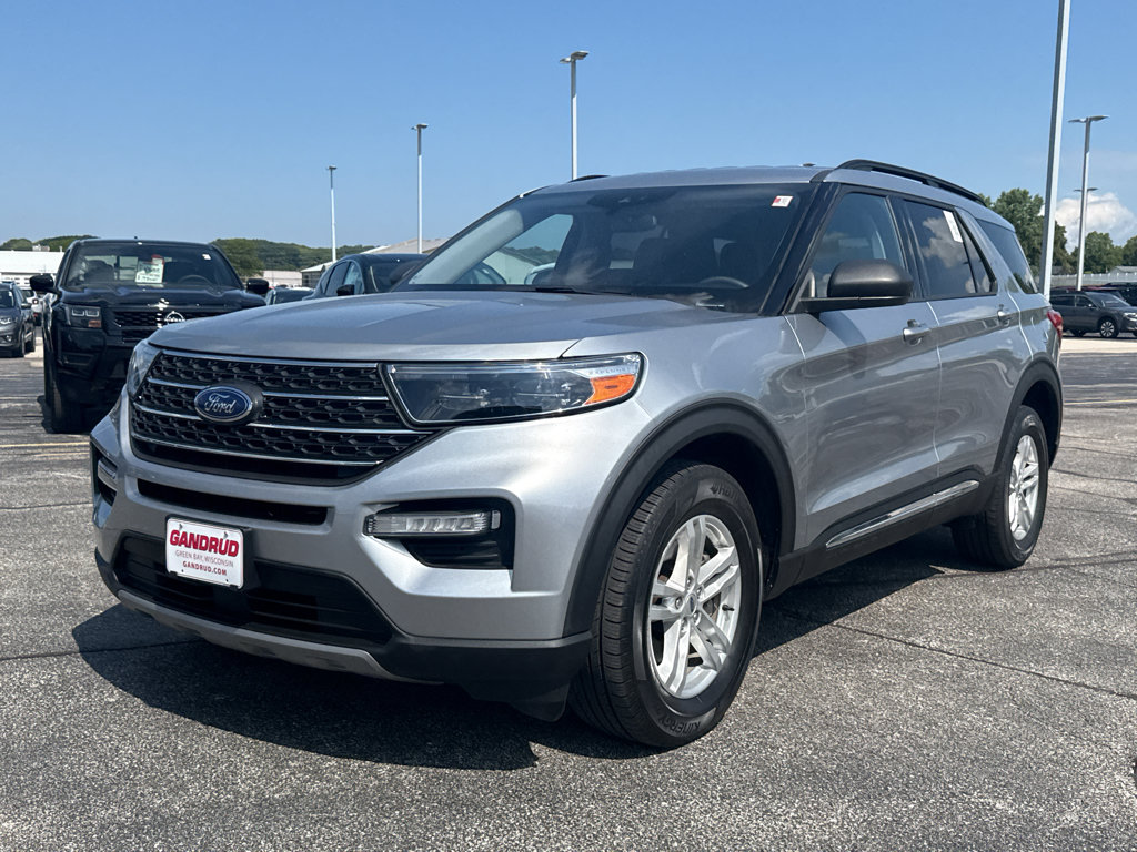 Used 2023 Ford Explorer XLT w/ Equipment Group 202A AWD/4WD image 2