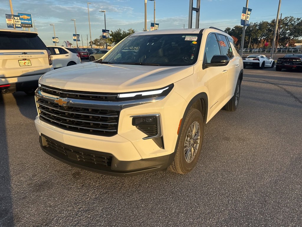 Used 2025 Chevrolet Traverse LT image 2