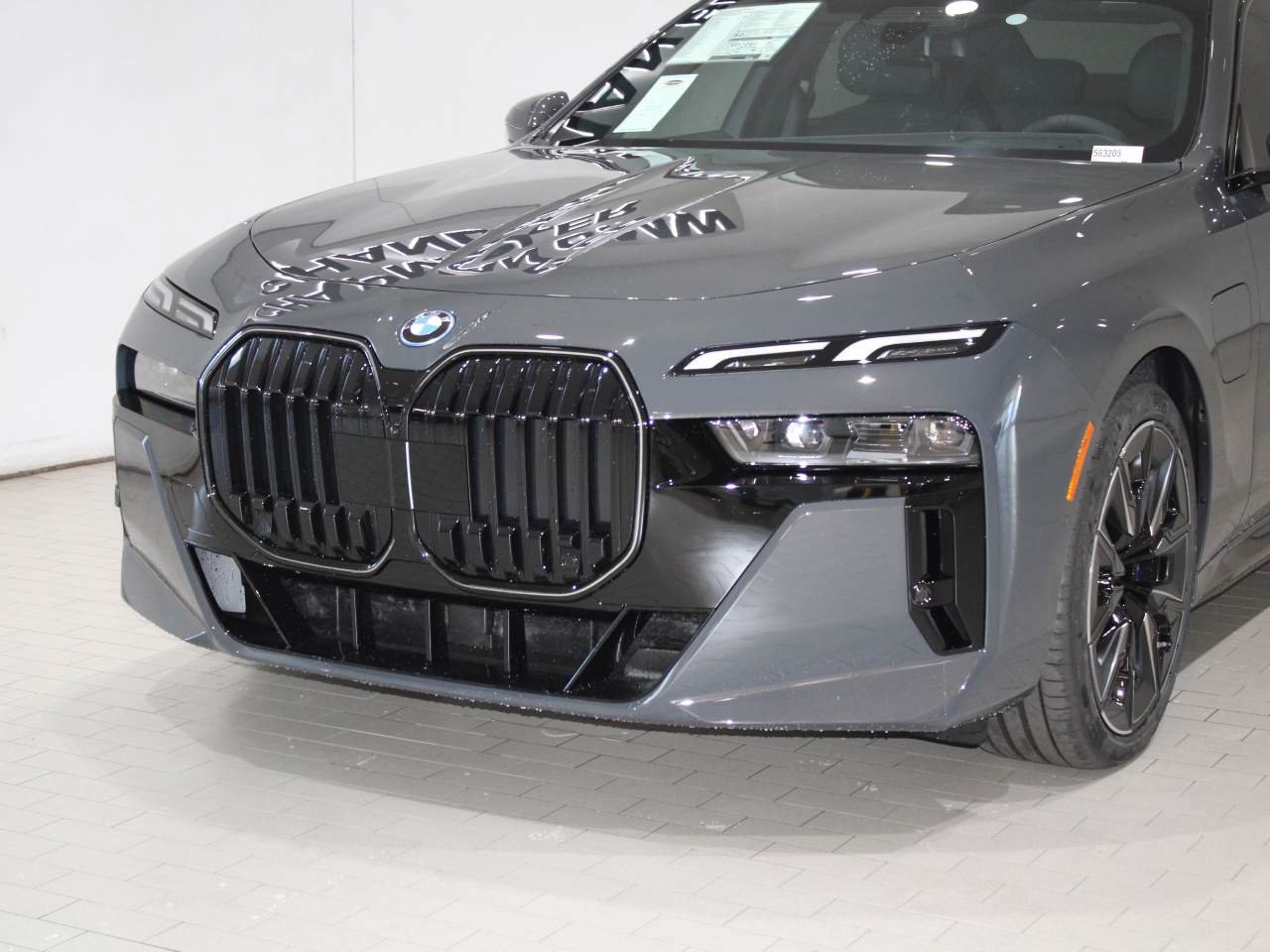Used 2026 BMW 750e xDrive AWD/4WD image 2