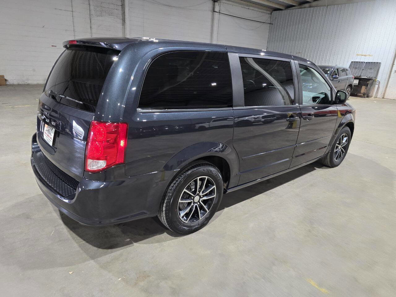 Used 2014 Dodge Grand Caravan SE w/ Quick Order Package 29E SE FWD image 11