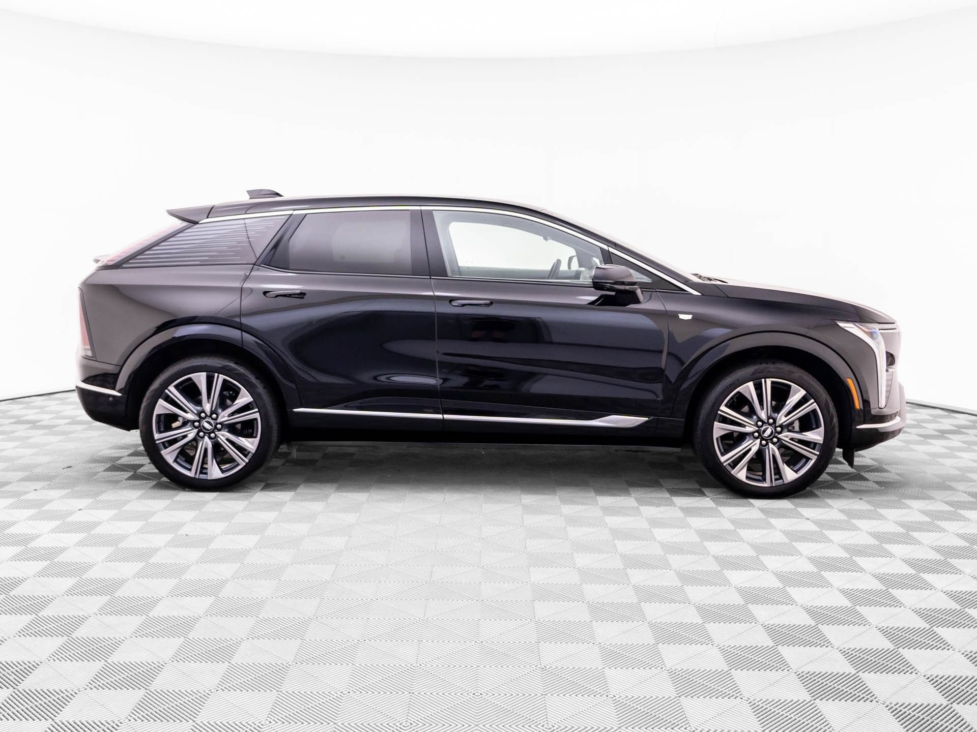 Used 2025 Cadillac Optiq Luxury 2 AWD/4WD image 7