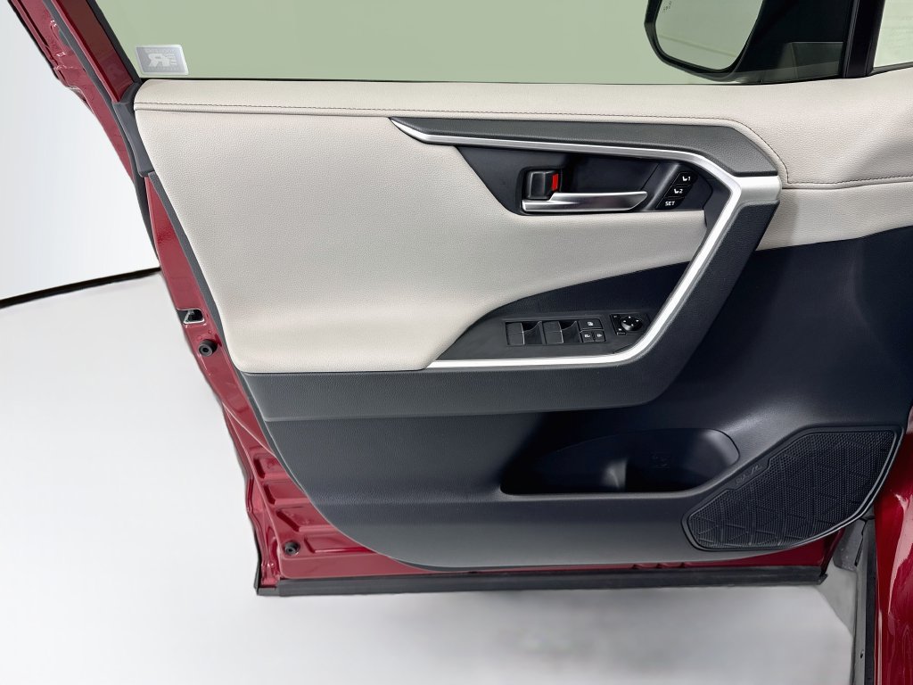 Used 2019 Toyota RAV4 Limited w/ Cold Weather Package FWD image 23