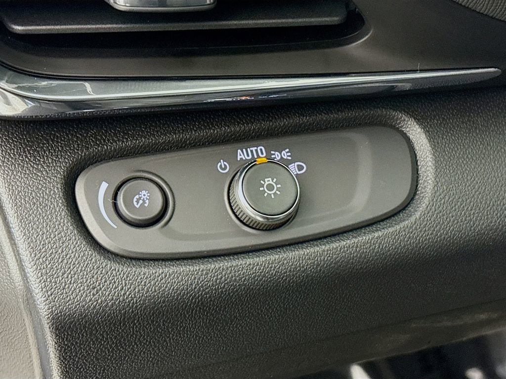 Used 2025 Buick Envista Preferred w/ Convenience I Package image 11