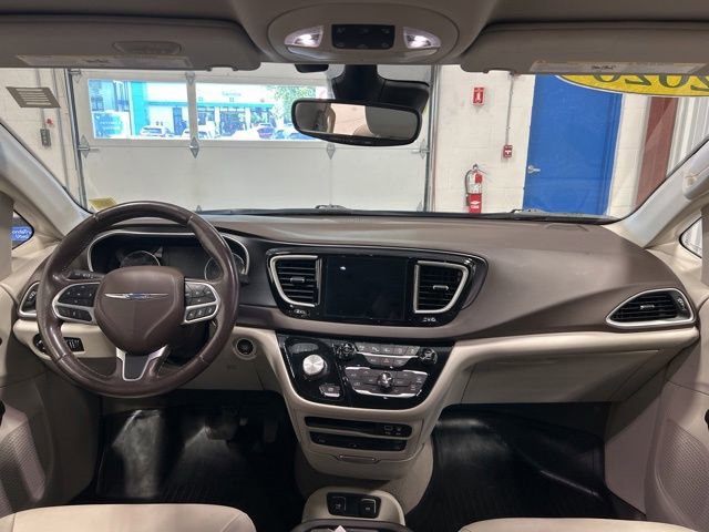 Used 2020 Chrysler Pacifica Touring-L Plus w/ Advanced Safetytec Group FWD image 17
