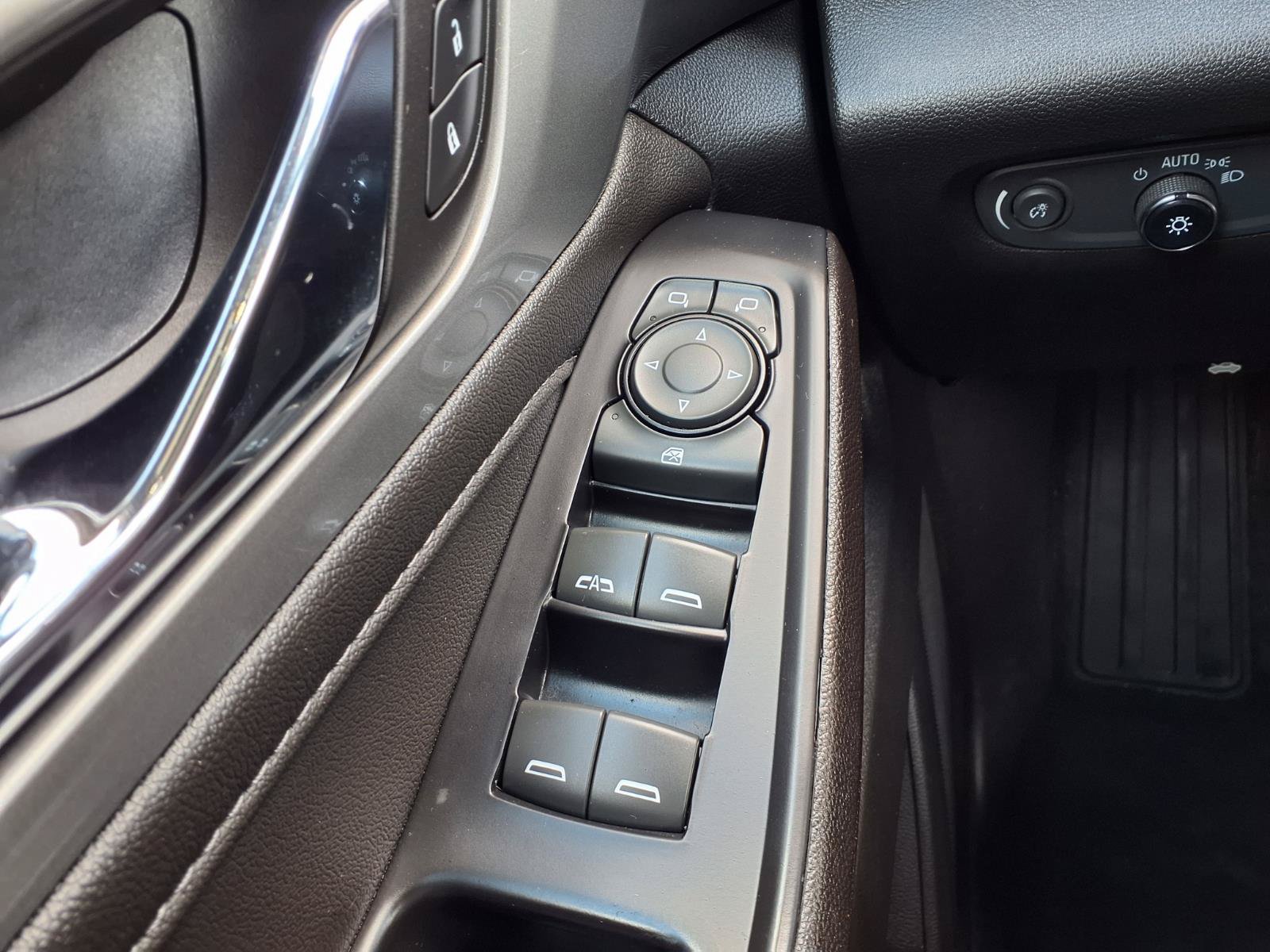 Used 2023 Chevrolet Traverse LT FWD image 10