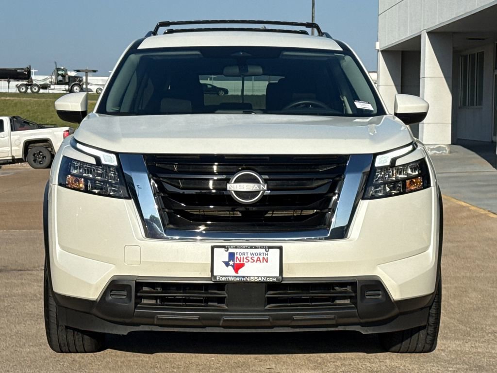 Used 2023 Nissan Pathfinder SV image 3