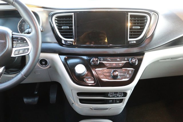 Used 2022 Chrysler Pacifica Touring-L image 15