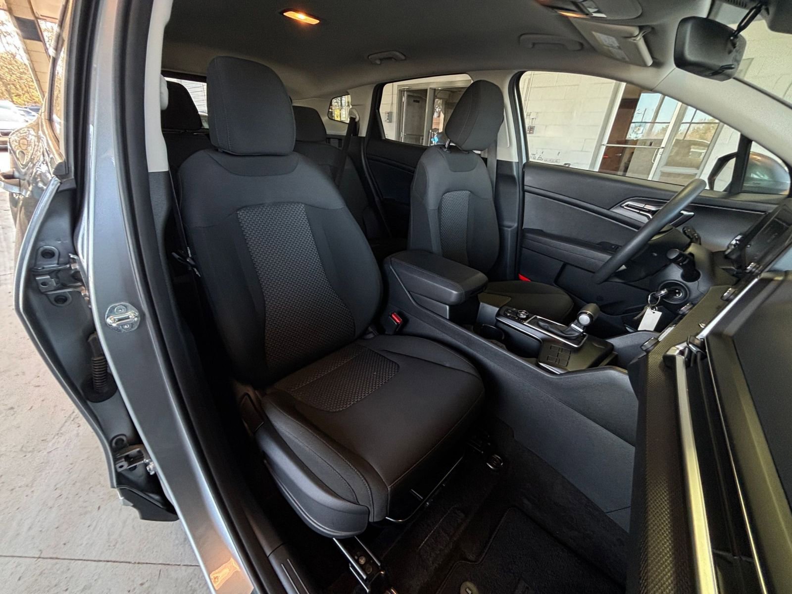 Used 2025 Kia Sportage LX image 39