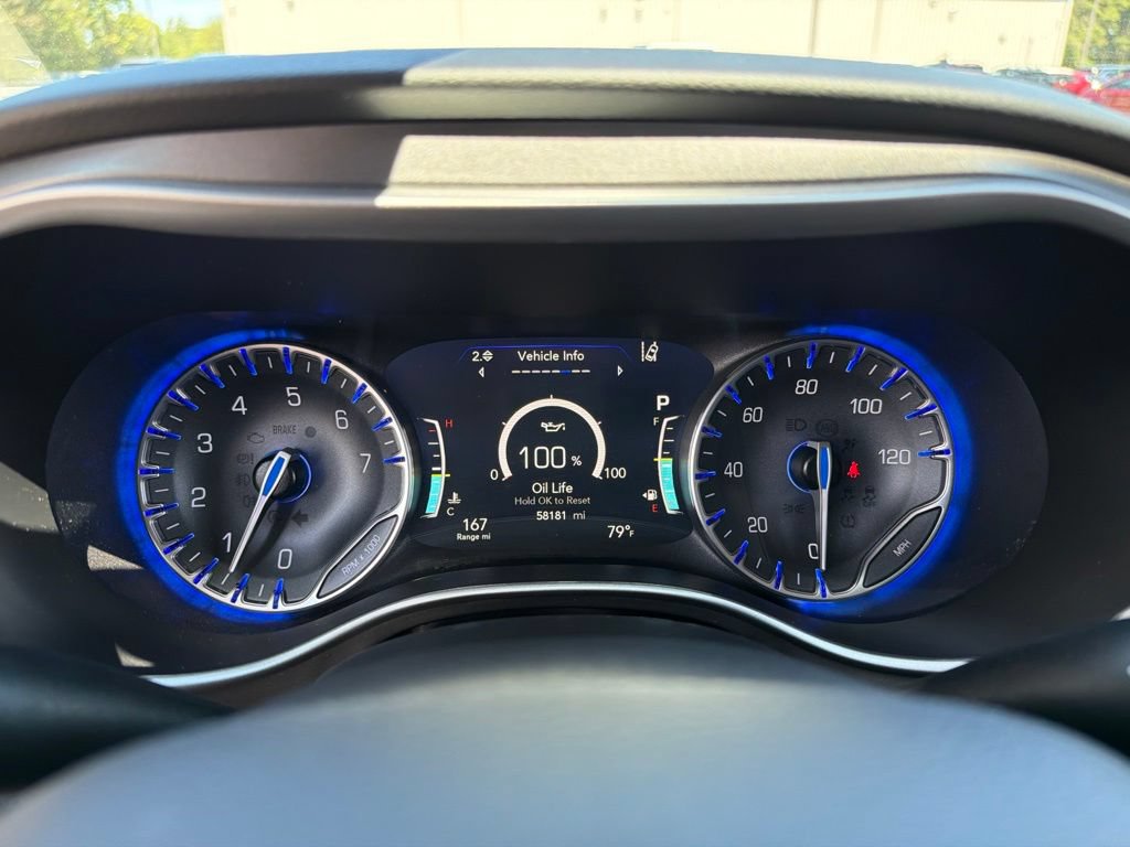 Used 2023 Chrysler Pacifica Touring-L FWD image 9