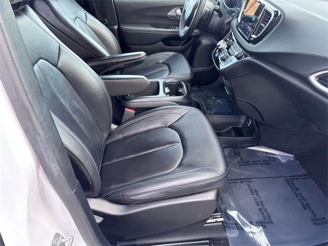 Used 2025 Chrysler Pacifica Select image 28