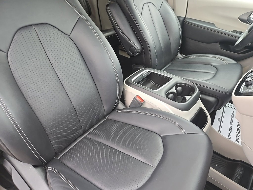 Used 2024 Chrysler Pacifica Touring-L image 22